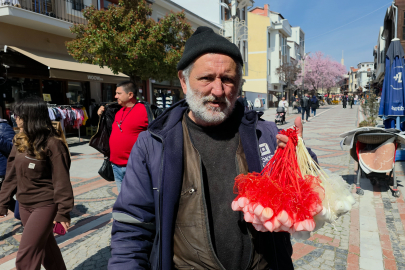 Şehir Şehir Dolaşarak Kokulu Kaya Tuzu Satıyor