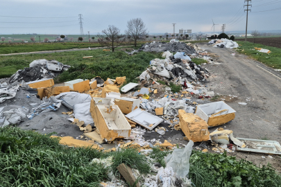 Tekirdağ'da Kamyon Kamyon Atık Döküldü