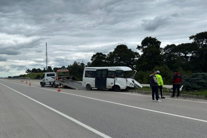 Çanakkale’de Yoldan Çıkan Minibüs Refüje Çıktı; 2 Kişi Yaralandı