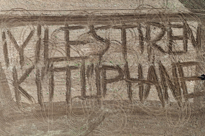 Kırklarelili Çiftçi Tarlasına Pullukla "İyileştiren Kütüphane" Yazdı