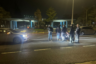 Otomobilin Önüne Atlayan Genç Yaralandı