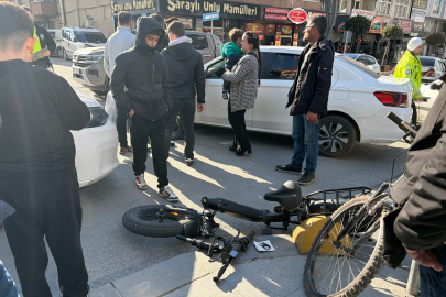 Otomobille Çarpışan Elektrikli Bisiklet Sürücüsü Yaralandı