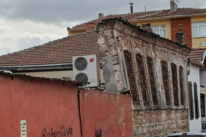Tedirgin Eden Eğik Duvar Eski Cemiyet Binası Mıydı?