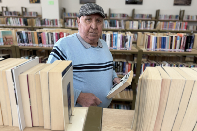 68 Yıldır Kitap Okuyan Emekli Zabıt Katibi, Gençlere Örnek Oluyor