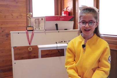 9 Yaşındaki Beren Eda Uluslararası Piyano Yarışmasında Üçüncüsü Oldu