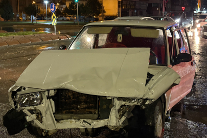 İki Otomobil Çarpıştı