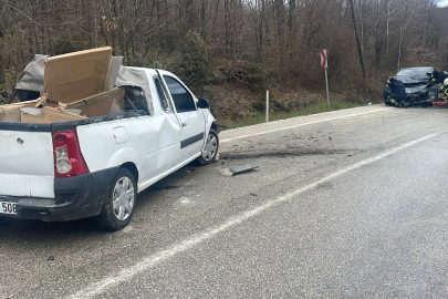 Tekirdağ'da Kamyonetle Otomobilin Çarpıştığı Kazada 4 Kişi Yaralandı