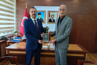 Eğitim Müdüründen Kaymakam Özderin’e Anlamlı Kitap Hediyesi