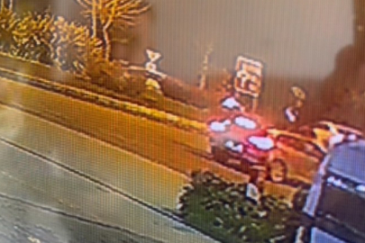 Motosiklet Otomobile Ok Gibi Saplandı: Kaza Anı Kamerada