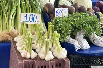 Taze Sarımsak Pazar Tezgahında