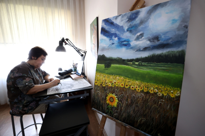 Atölyeye Dönüştürdüğü Evinde Hayallerini Tuvallere Yansıtıyor