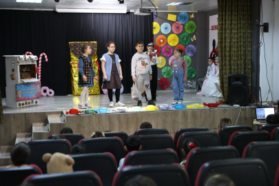 Çocuk Tiyatro Kulübü “Abur Cubur Mahallesi” Oyununu Öğrencilerle Buluşturuyor