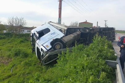 Edirne’de Kontrolden Çıkan TIR Devrildi