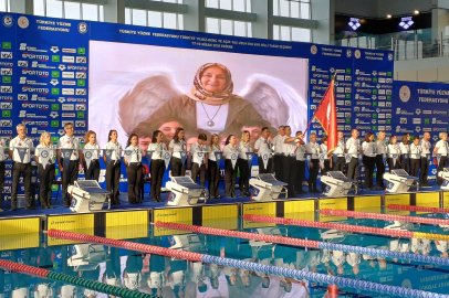 ‎Edirne'de Yüzücüler Ayla Öğretmen ve Öğrencilerini Andı