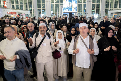 İstanbul'dan İlk Hac Kafilesi Kutsal Topraklara Uğurlandı