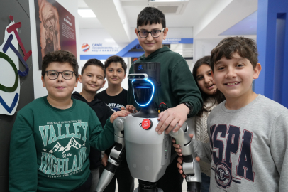 Türkiye'nin Nüfusa Kaydedilen İlk Robotu Şimdi De İşe Başladı