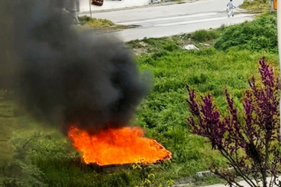 Boş Arsada Yakılan Koltuklar Paniğe Yol Açtı