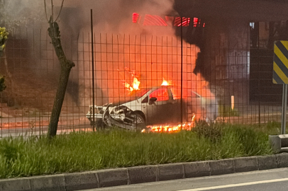 Kaza Yapan Otomobil Alev Topuna Döndü: Yol Trafiğe Kapandı