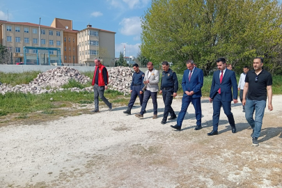 Sentetik Çim Sahada Parke Çalışmaları Yerinde İncelendi