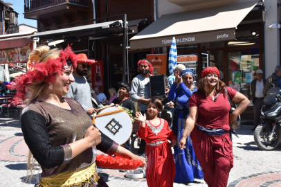 Edirne'de Turistler Romanların Kakava Davetine Ortak Oldu
