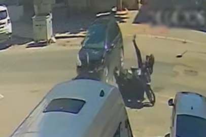 Otomobille Çarpışan Motosikletlinin Savrularak Yaralandığı Kaza Kamerada