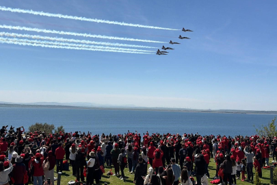 Şehitler Abidesi'nde Türk Yıldızları Gösterisi Nefesleri Kesti