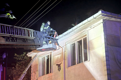 Gece Yarısı Korkutan Yangın: Evde Uyuyan Kişi Kurtarıldı