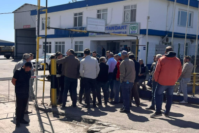 İş Alamayan Kooperatif Üyeleri Fabrika Önünde Toplandı