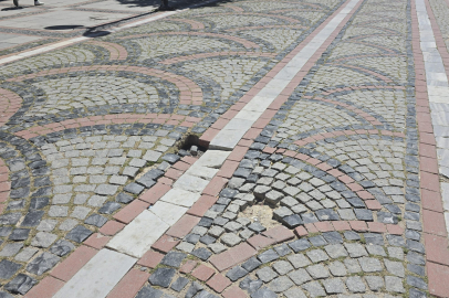 Saraçlar Caddesi Zemini Tehlike Saçıyor