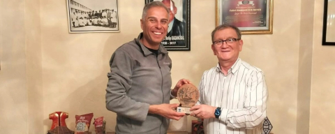 Truva Maratonu'nda Derece Yapan Bos, Madalya ve Kupasını Kültür Evine Bağışladı