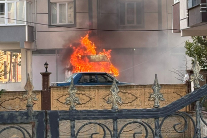Tekstil Malzemeleri Yüklü Minibüs Alev Aldı