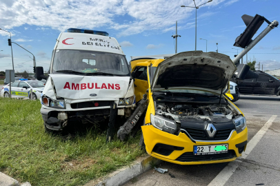 Edirne’de Ambulans ile Taksi Çarpıştı: 5 Yaralı