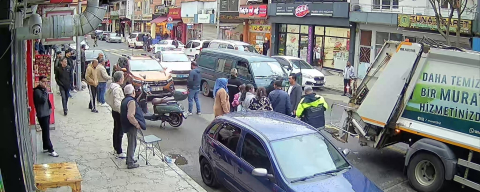 Çöp Toplama Kamyonuna Çarpan Hafif Ticari Araç İşçiyi Yaraladı