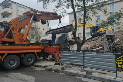 Yıkım Esnasında İş Makinesi Devrildi
