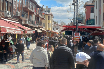 Saraçlar Caddesi’nde Serin Havaya Rağmen Yoğunluk
