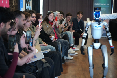 Türkiye'nin Nüfusa Kaydedilen İlk Robotu Gençlerle Buluştu