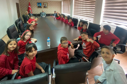 Cumhuriyet İlkokulu Öğrencileri Kaymakam Özderin’i Ziyaret Etti