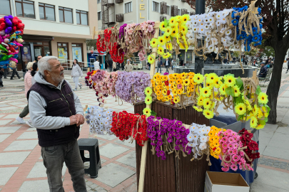 Kakava Coşkusu Renkli Taçlar İle Şimdiden Sokaklarda