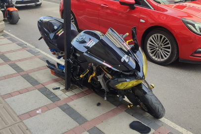 Keşan’da Araç Kapısı İle Kaldırım Arasında Sıkışan Motosikletin Sürücüsü Yaralandı