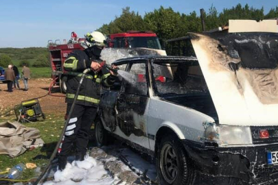 Kırklareli'nde Park Halindeki Yanan Otomobil Kullanılamaz Hale Geldi