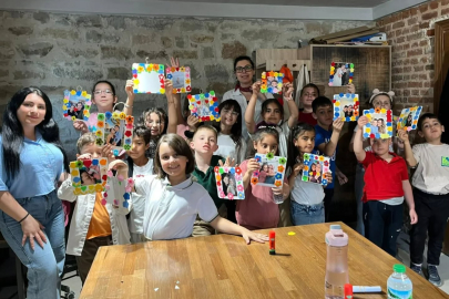Minik Eller Renkli Çerçeveler Tasarladı