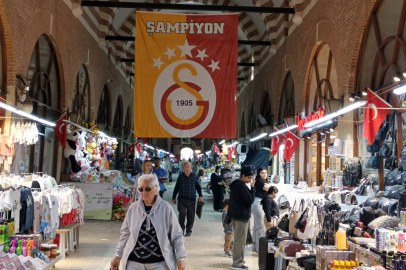 Yaklaşık 500 Yıllık Çarşıya Dev Galatasaray Bayrağı