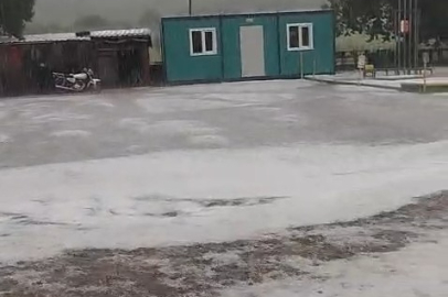 Ayvacık'ta Dolu Yağışı Yolları Beyaza Bürüdü