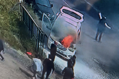 Seyir Halindeki Aracın Alev Aldığı ve Çok Sayıda Yangın Tüpleriyle Müdahale Anları Kamerada
