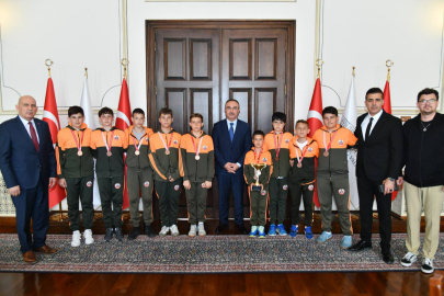 Vali Soytürk Başarılı Voleybol Takımını Makamında Ağırladı