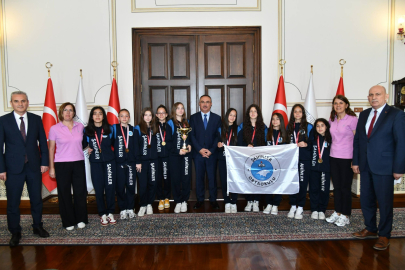 Vali Soytürk Türkiye Şampiyonu Öğrencileri Makamında Ağırladı