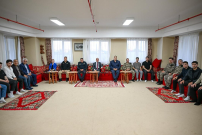Vali Turan Öğrencilerle KYK Yurdunda Buluştu