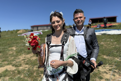 Yeni Evli Çift Nikahın Ardından Tekirdağ Uçmakdere'de Yamaç Paraşütü Yaptı