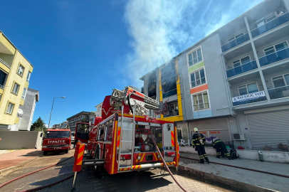 Çanakkale'de 3 Katlı Apartmanda Çıkan Yangın Söndürüldü