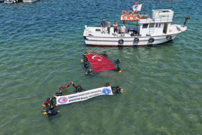 Çanakkale'de Üniversiteli Dalgıçlar 19 Mayıs'ı Denizin Altında Kutladı